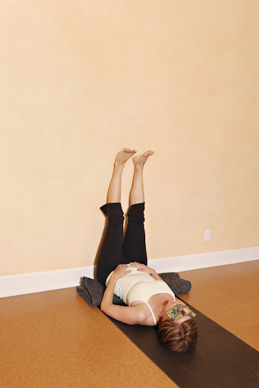 The benefits of Legs up the wall pose - Ekhart Yoga